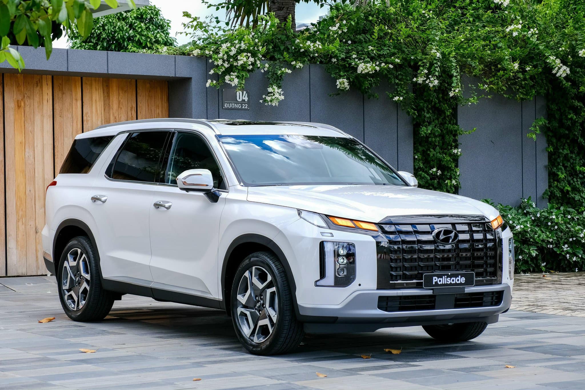 Hyundai Palisade giảm giá tới 150 triệu tại đại lý: Sales báo 'xả lỗ', bản rẻ nhất còn 1,345 tỷ đồng, rẻ hơn niêm yết Fortuner, 'giẫm chân' Santa Fe- Ảnh 1. Hyundai Palisade giảm giá tới 150 triệu tại đại lý: Sales báo 'xả lỗ', bản rẻ nhất còn 1,345 tỷ đồng, rẻ hơn niêm yết Fortuner, 'giẫm chân' Santa Fe- Ảnh 1.