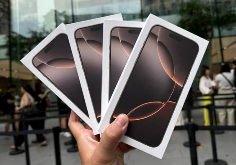 ’10 người thì 9 người hỏi iPhone 16 Pro Max vàng sa mạc, 1 người còn lại vẫn là Pro Max nhưng màu khác’, giá iPhone ‘xách tay’ giờ thế nào?- Ảnh 1. ’10 người thì 9 người hỏi iPhone 16 Pro Max vàng sa mạc, 1 người còn lại vẫn là Pro Max nhưng màu khác’, giá iPhone ‘xách tay’ giờ thế nào?- Ảnh 1.