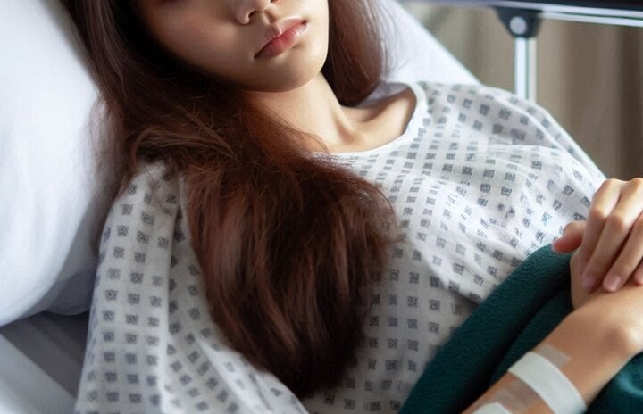 'Ngồi xổm' khi dùng WC công cộng, cô gái phải nằm viện 14 ngày- Ảnh 1. 'Ngồi xổm' khi dùng WC công cộng, cô gái phải nằm viện 14 ngày- Ảnh 1.
