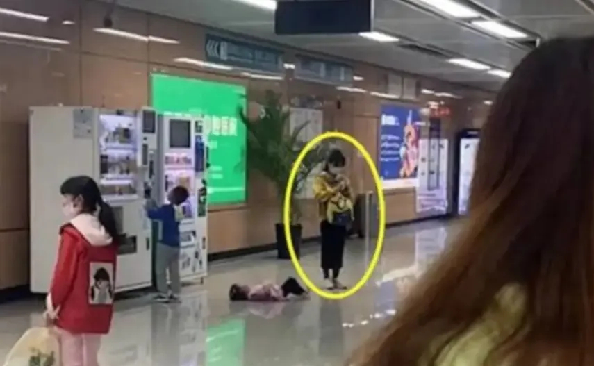 Trẻ ăn vạ giữa nơi đông người, cách xử lý của người mẹ này được cư dân mạng ca ngợi- Ảnh 1. Trẻ ăn vạ giữa nơi đông người, cách xử lý của người mẹ này được cư dân mạng ca ngợi- Ảnh 1.