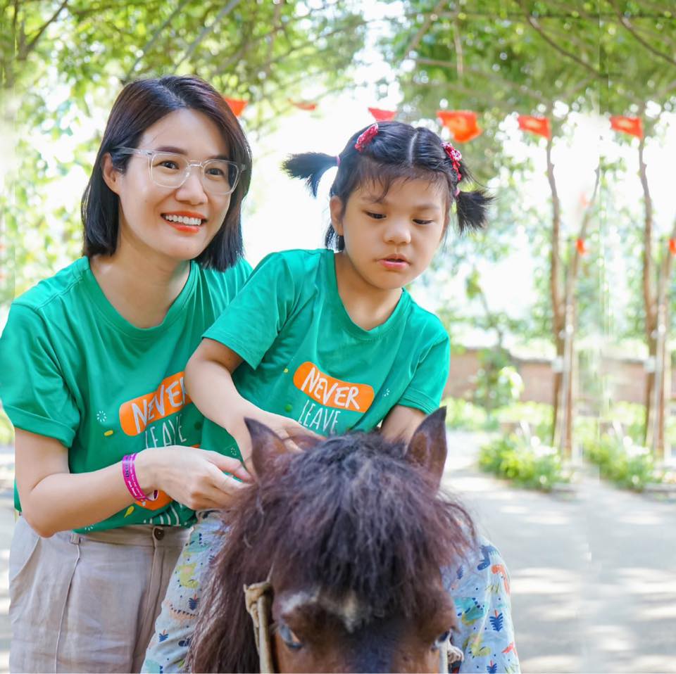 Có hai con bại não, người mẹ giúp hàng vạn đứa trẻ “thoát khỏi sàn nhà”, chống lại định mệnh nghiệt ngã - Ảnh 1. Có hai con bại não, người mẹ giúp hàng vạn đứa trẻ “thoát khỏi sàn nhà”, chống lại định mệnh nghiệt ngã - Ảnh 1.