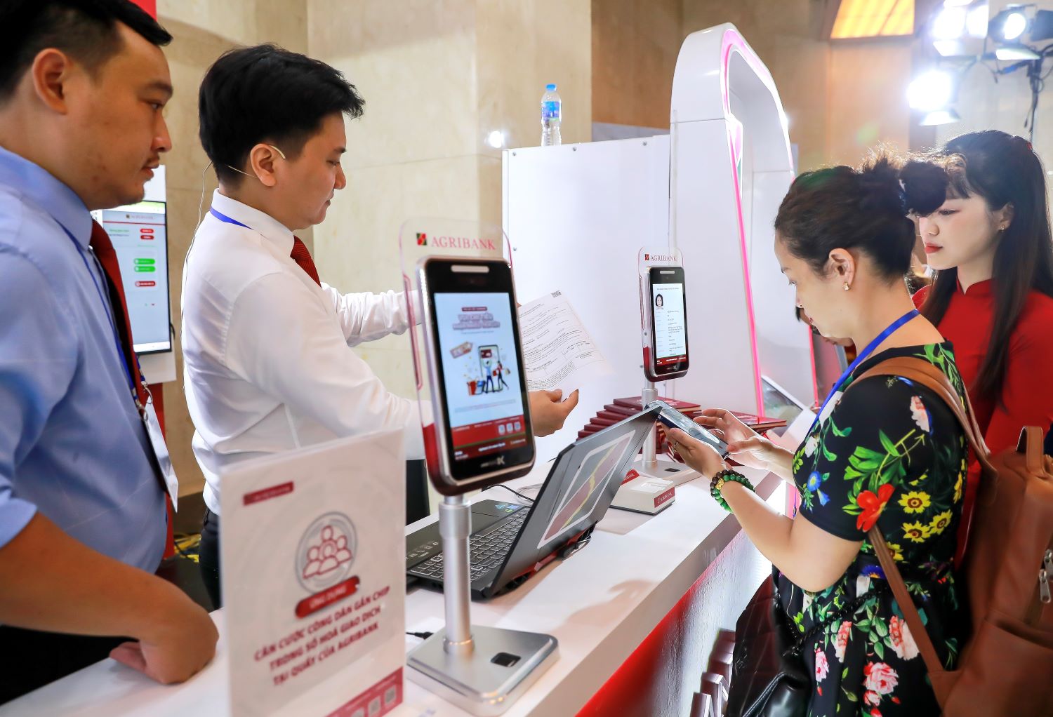 Mất tiền trong tài khoản ngân hàng sẽ được bồi thường? - Ảnh 2. Mất tiền trong tài khoản ngân hàng sẽ được bồi thường? - Ảnh 2.