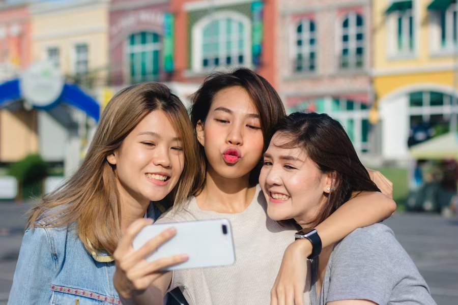 Ứng dụng chụp ảnh ghép mặt, hoán đổi khuôn mặt: Hãy cảnh giác! - Ảnh 1. Ứng dụng chụp ảnh ghép mặt, hoán đổi khuôn mặt: Hãy cảnh giác! - Ảnh 1.