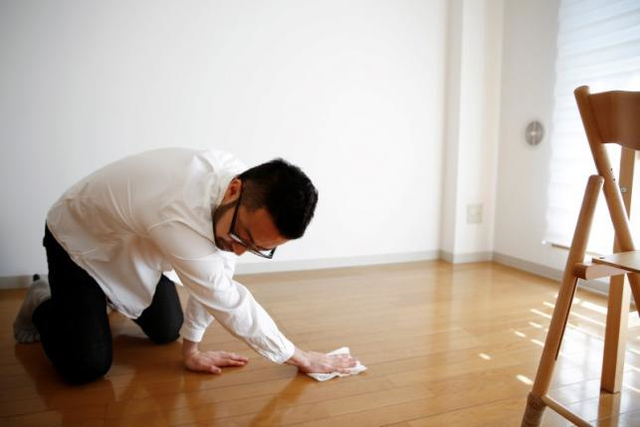 bentrongnhungcannhatoigiandenkinhngaccuanguoinhat Fumio đã phân tán đi phần lớn vật dụng và hiện chỉ sống với những tiện nghi thật cần thiết.