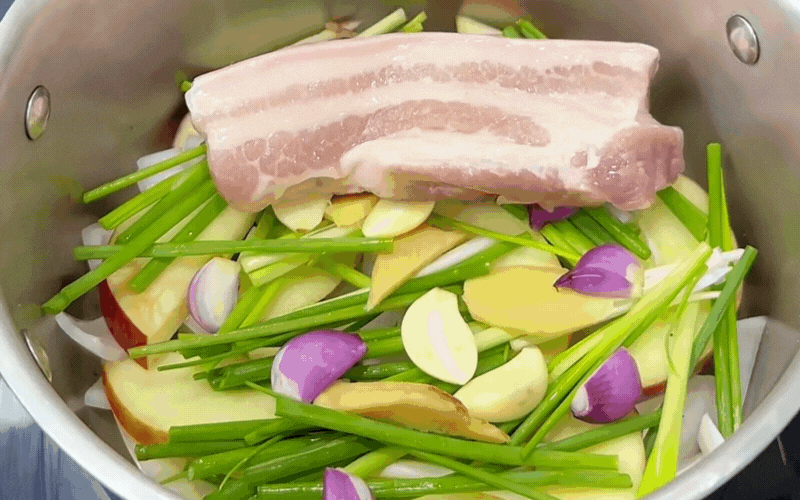 Thịt luộc không cần nước là thế nào? Làm thế này sẽ giúp nâng tầm món ăn, thịt mềm, ngon ngọt hơn hẳn- Ảnh 1. Thịt luộc không cần nước là thế nào? Làm thế này sẽ giúp nâng tầm món ăn, thịt mềm, ngon ngọt hơn hẳn- Ảnh 1.