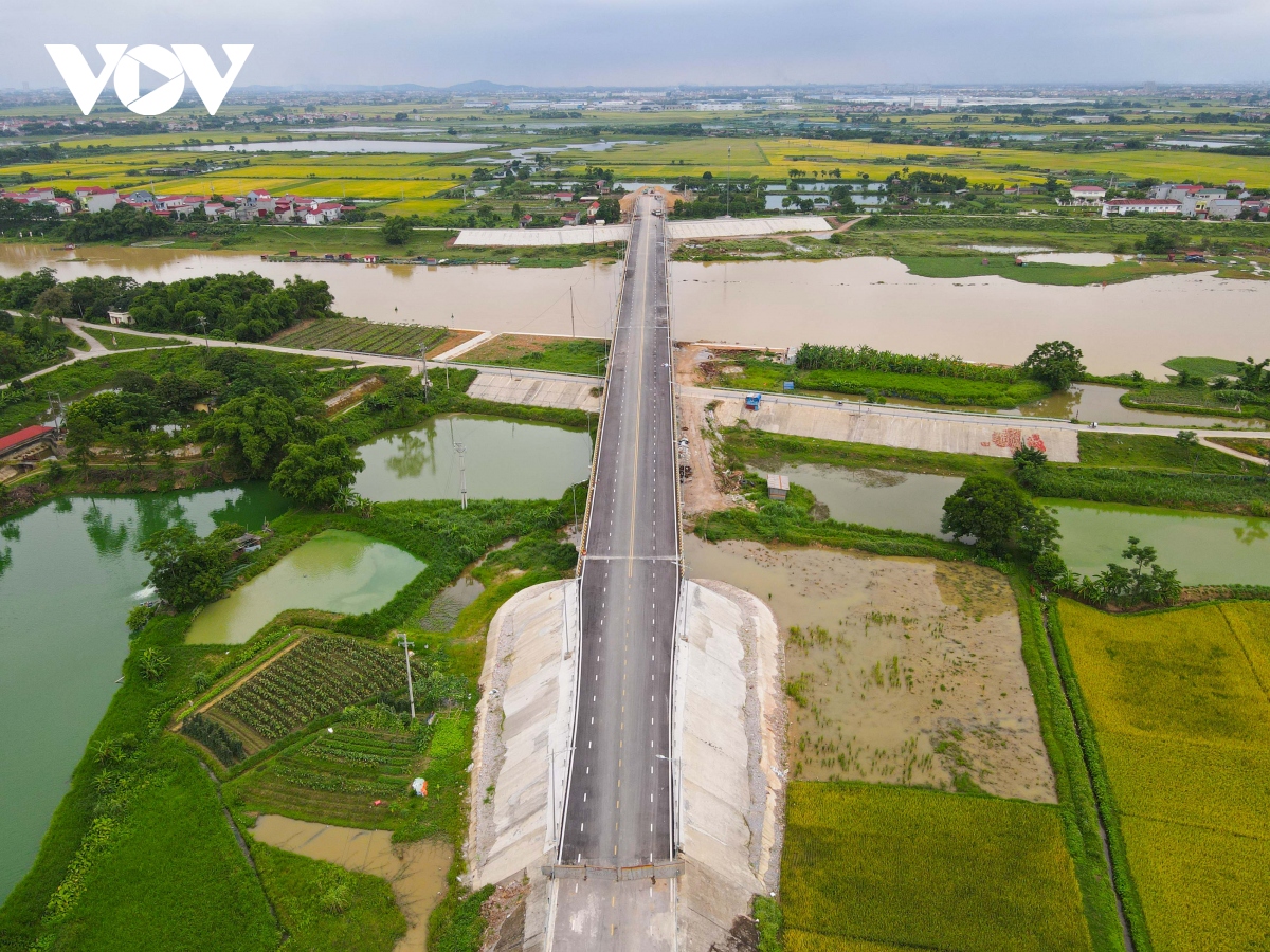 Cầu Hà Bắc 2 nối Bắc Giang - Bắc Ninh gần 400 tỷ đắp chiếu, dân đi đò qua sông- Ảnh 1. Cầu Hà Bắc 2 nối Bắc Giang - Bắc Ninh gần 400 tỷ đắp chiếu, dân đi đò qua sông- Ảnh 1.