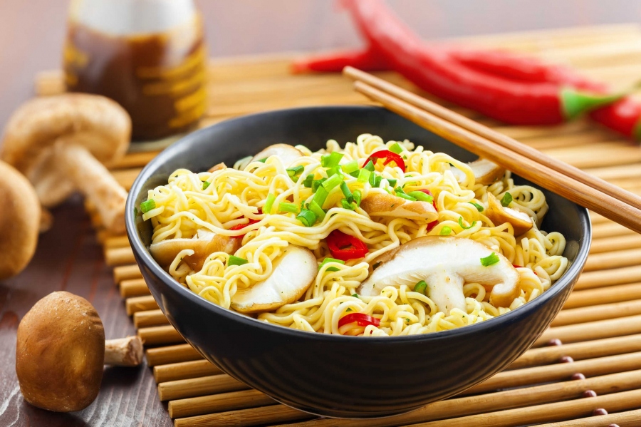 Ăn mì ăn liền chưa nấu có hại không? Chuyên gia dinh dưỡng hàng đầu giải đáp - Ảnh 1. Ăn mì ăn liền chưa nấu có hại không? Chuyên gia dinh dưỡng hàng đầu giải đáp - Ảnh 1.