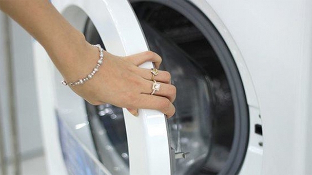 Máy giặt sau khi sử dụng có nên đóng nắp hay rút phích cắm? Bạn sẽ giật mình biết đáp án - Ảnh 1. Máy giặt sau khi sử dụng có nên đóng nắp hay rút phích cắm? Bạn sẽ giật mình biết đáp án - Ảnh 1.