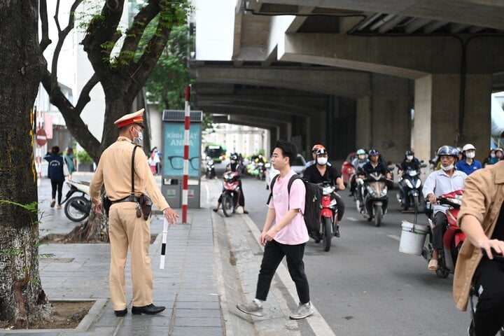 Người đi bộ vi phạm luật giao thông sẽ bị phạt tù trong trường hợp nào? - Ảnh 1. Người đi bộ vi phạm luật giao thông sẽ bị phạt tù trong trường hợp nào? - Ảnh 1.