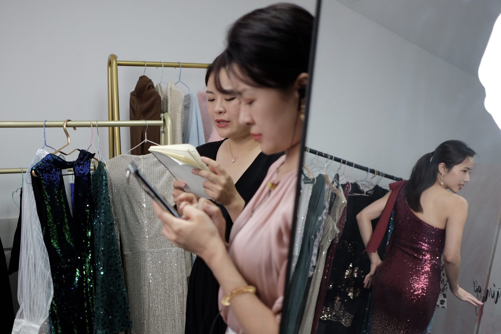 Đột nhập lò đào tạo bán hàng livestream trên TikTok: Học phí 20 triệu, học trong hai ngày - Cam kết chốt đơn "siêu khủng", kiếm 200 triệu một lần lên sóng! - Ảnh 1. Đột nhập lò đào tạo bán hàng livestream trên TikTok: Học phí 20 triệu, học trong hai ngày - Cam kết chốt đơn "siêu khủng", kiếm 200 triệu một lần lên sóng! - Ảnh 1.