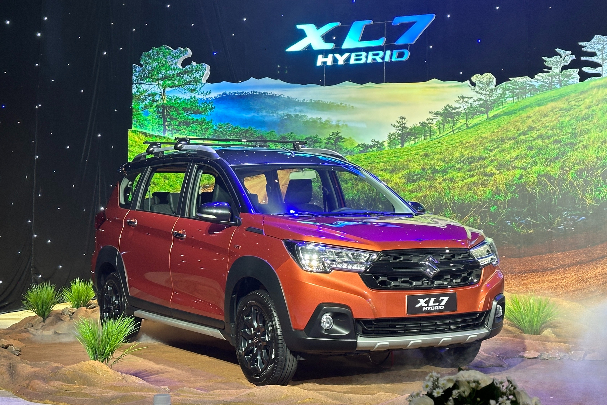 Suzuki XL7 hybrid ra mắt Việt Nam: Giá gần 600 triệu, có ga tự động, CarPlay không dây và nhiều điểm mới đấu Xpander Cross, Stargazer X- Ảnh 1. Suzuki XL7 hybrid ra mắt Việt Nam: Giá gần 600 triệu, có ga tự động, CarPlay không dây và nhiều điểm mới đấu Xpander Cross, Stargazer X- Ảnh 1.