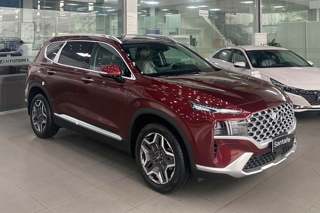 Hyundai Santa Fe 2023 giảm giá kỷ lục 135 triệu đồng tại đại lý: Rẻ hơn Sorento cả trăm triệu, chạy đua giá với Everest - Ảnh 1. Hyundai Santa Fe 2023 giảm giá kỷ lục 135 triệu đồng tại đại lý: Rẻ hơn Sorento cả trăm triệu, chạy đua giá với Everest - Ảnh 1.