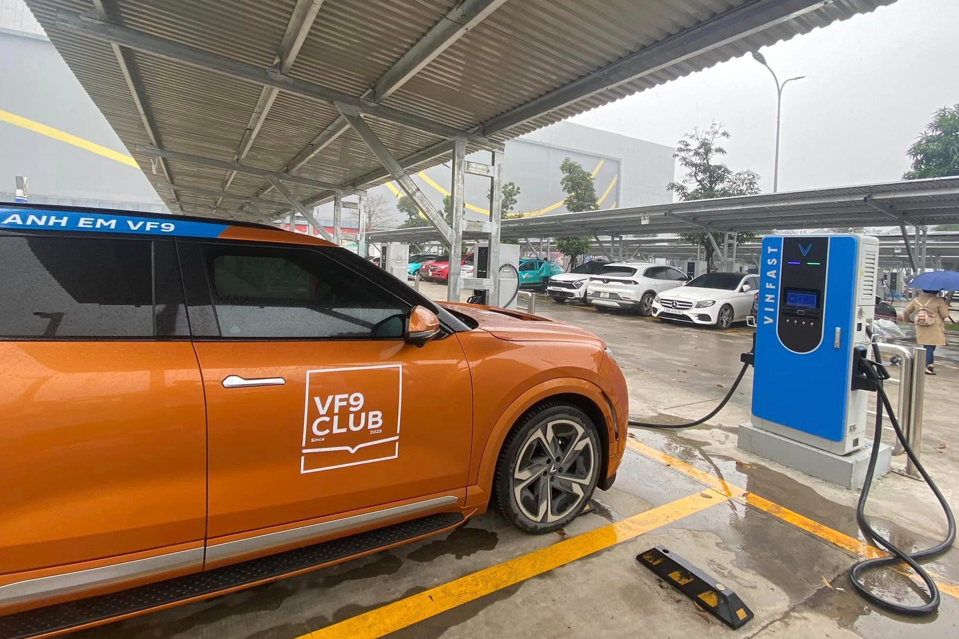 Chủ xe điện VinFast được gửi miễn phí, sạc miễn phí tại nhiều điểm, lắp trụ sạc tại nhà được tặng thêm hơn 31 triệu đồng- Ảnh 1. Chủ xe điện VinFast được gửi miễn phí, sạc miễn phí tại nhiều điểm, lắp trụ sạc tại nhà được tặng thêm hơn 31 triệu đồng- Ảnh 1.