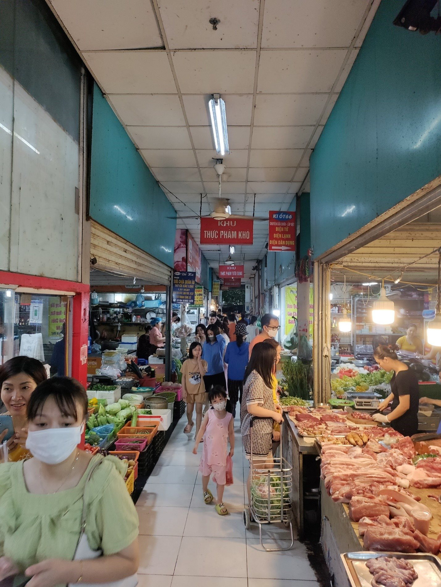 HH Linh Đàm: Kỷ lục mật độ dân số đông nhất Hà Nội, nhà không sổ đỏ...nhưng cư dân vẫn có những "hạnh phúc" riêng mà chung cư cao cấp chưa chắc đã có - Ảnh 1. HH Linh Đàm: Kỷ lục mật độ dân số đông nhất Hà Nội, nhà không sổ đỏ...nhưng cư dân vẫn có những "hạnh phúc" riêng mà chung cư cao cấp chưa chắc đã có - Ảnh 1.