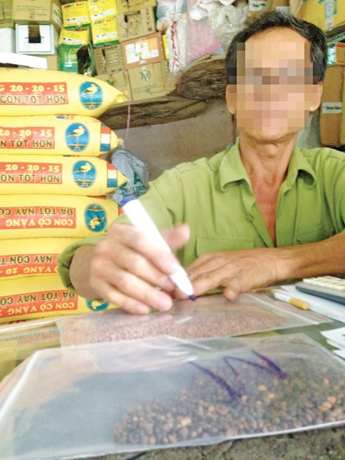 hat-giong-rau-mam-troi-noi-chua-hoa-chat-gay-ung-thu Hạt giống trôi nổi được người bán viết tay tên hạt lên bao bì.