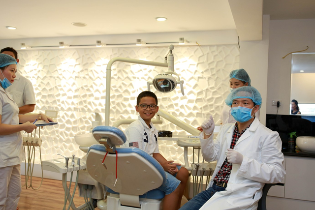 image-1498448002129 Tiến sĩ, bác sĩ Nguyễn Phú Hòa (bên trái) trong một ca làm việc.