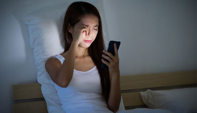 Hậu quả khôn lường khi lúc nào bạn cũng kè kè smartphone: Càng sử dụng điện thoại nhiều, não càng trì trệ - Ảnh 1. Hậu quả khôn lường khi lúc nào bạn cũng kè kè smartphone: Càng sử dụng điện thoại nhiều, não càng trì trệ - Ảnh 1.
