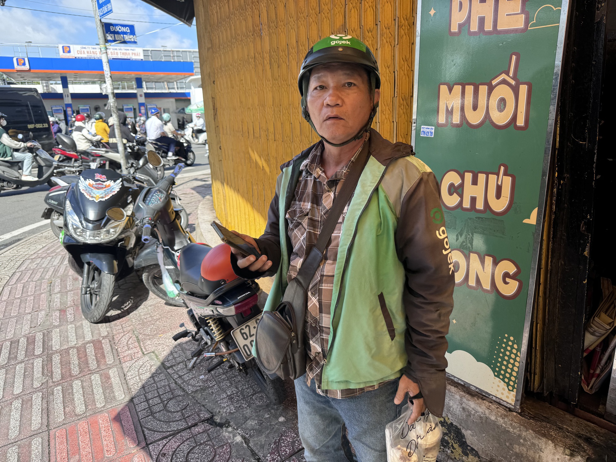Giới tài xế nói gì về việc Gojek tuyên bố rút khỏi Việt Nam?- Ảnh 1. Giới tài xế nói gì về việc Gojek tuyên bố rút khỏi Việt Nam?- Ảnh 1.