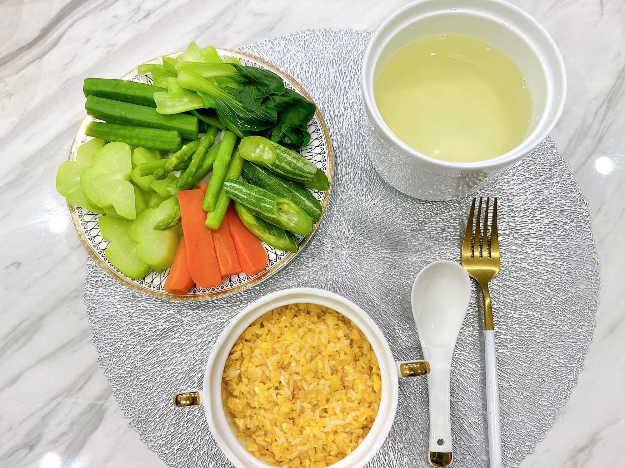 Ốm nghén nặng vì mang song thai, Phương Oanh tiết lộ chế độ ăn dành cho bà bầu - Ảnh 1. Ốm nghén nặng vì mang song thai, Phương Oanh tiết lộ chế độ ăn dành cho bà bầu - Ảnh 1.
