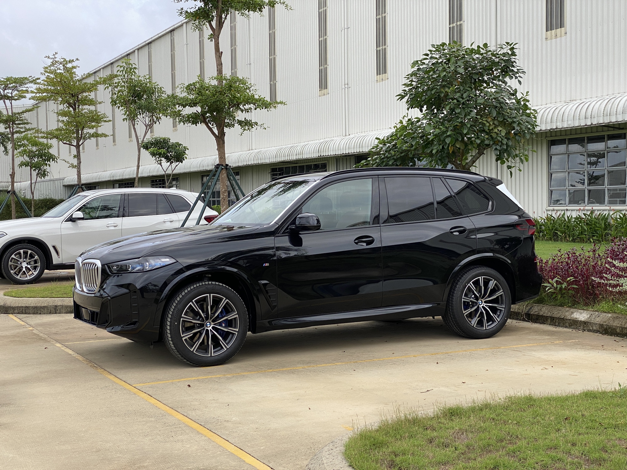 Chọn BMW X5 M Sport 2024 hay thêm 250 triệu lấy bản xLine đắt nhất, bảng so sánh này sẽ giúp bạn dễ lựa chọn- Ảnh 1. Chọn BMW X5 M Sport 2024 hay thêm 250 triệu lấy bản xLine đắt nhất, bảng so sánh này sẽ giúp bạn dễ lựa chọn- Ảnh 1.