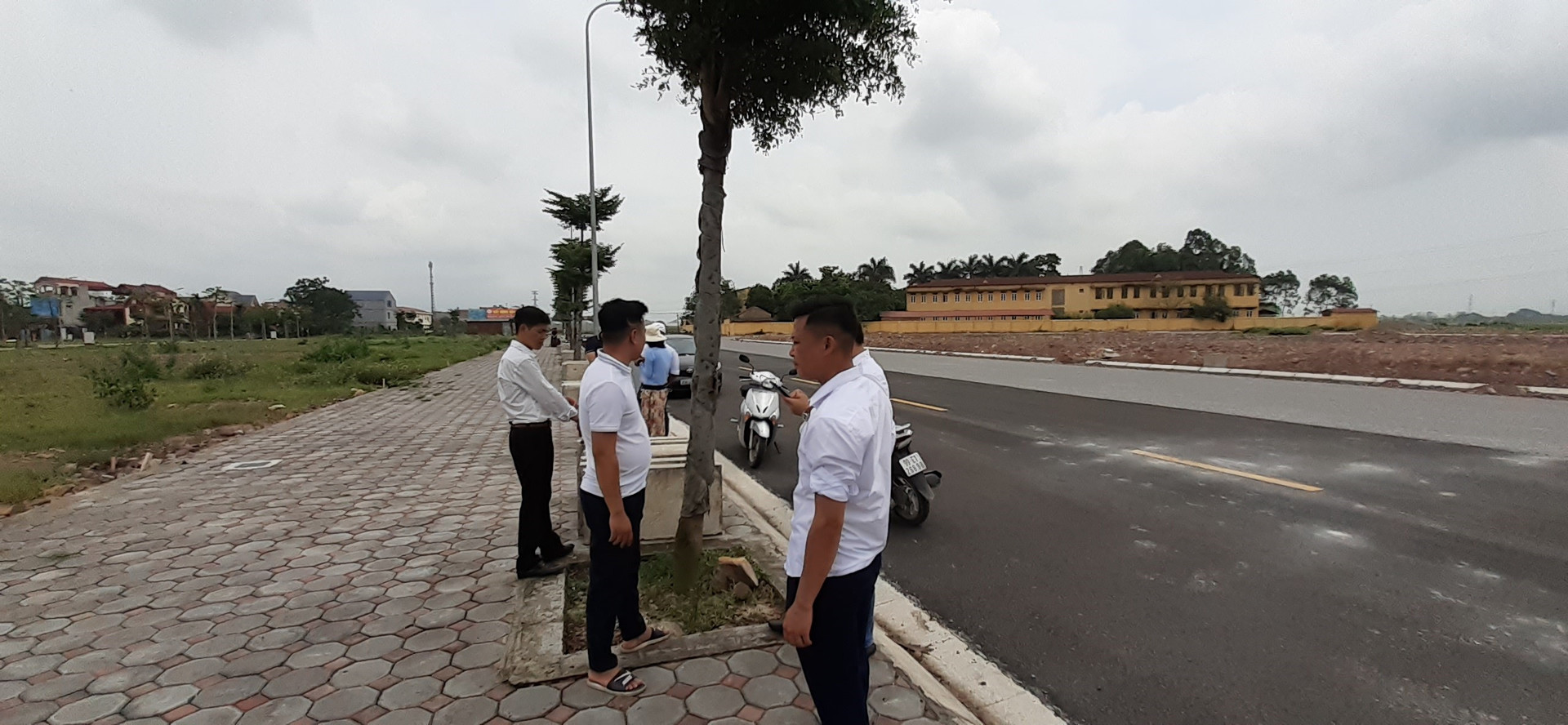 Mua đất bằng giấy tờ viết tay liệu có được bồi thường? - Ảnh 1. Mua đất bằng giấy tờ viết tay liệu có được bồi thường? - Ảnh 1.