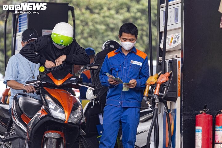 Người tiêu dùng có buộc phải lấy hóa đơn bán lẻ xăng dầu?- Ảnh 1. Người tiêu dùng có buộc phải lấy hóa đơn bán lẻ xăng dầu?- Ảnh 1.