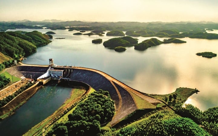 Mực nước thấp nhất lịch sử 50 năm khiến thủy điện Thác Bà vẫn chưa thể phát điện - Ảnh 1. Mực nước thấp nhất lịch sử 50 năm khiến thủy điện Thác Bà vẫn chưa thể phát điện - Ảnh 1.