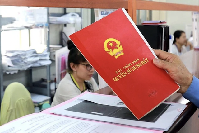 Luật Đất đai mới sắp có hiệu lực, người dân có thể mất rất nhiều tiền nếu không làm sổ đỏ trước 2026?- Ảnh 1. Luật Đất đai mới sắp có hiệu lực, người dân có thể mất rất nhiều tiền nếu không làm sổ đỏ trước 2026?- Ảnh 1.
