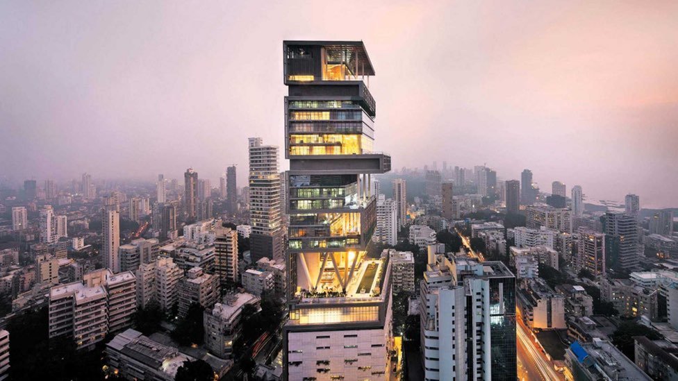nhadat-1-1489467043999 Năm 2006, doanh nhân Ấn Độ Mukesh D. Ambani xây dựng tòa nhà 27 tầng tên gọi Antilia để ở. Công trình có giá 1 tỷ USD và trở thành khu tư dinh đắt nhất hành tinh chỉ sau Cung điện Buckingham của Hoàng gia Anh. Nó được thiết kế để trụ vững trước động đất 8 độ richter.