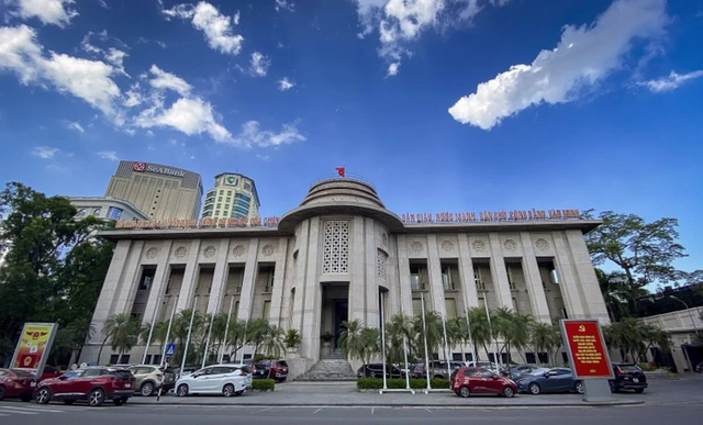 NHNN đã bán 6,4 tỷ USD để ổn định tỷ giá, có thể phải tăng lãi suất điều hành trong nửa cuối năm- Ảnh 1. NHNN đã bán 6,4 tỷ USD để ổn định tỷ giá, có thể phải tăng lãi suất điều hành trong nửa cuối năm- Ảnh 1.