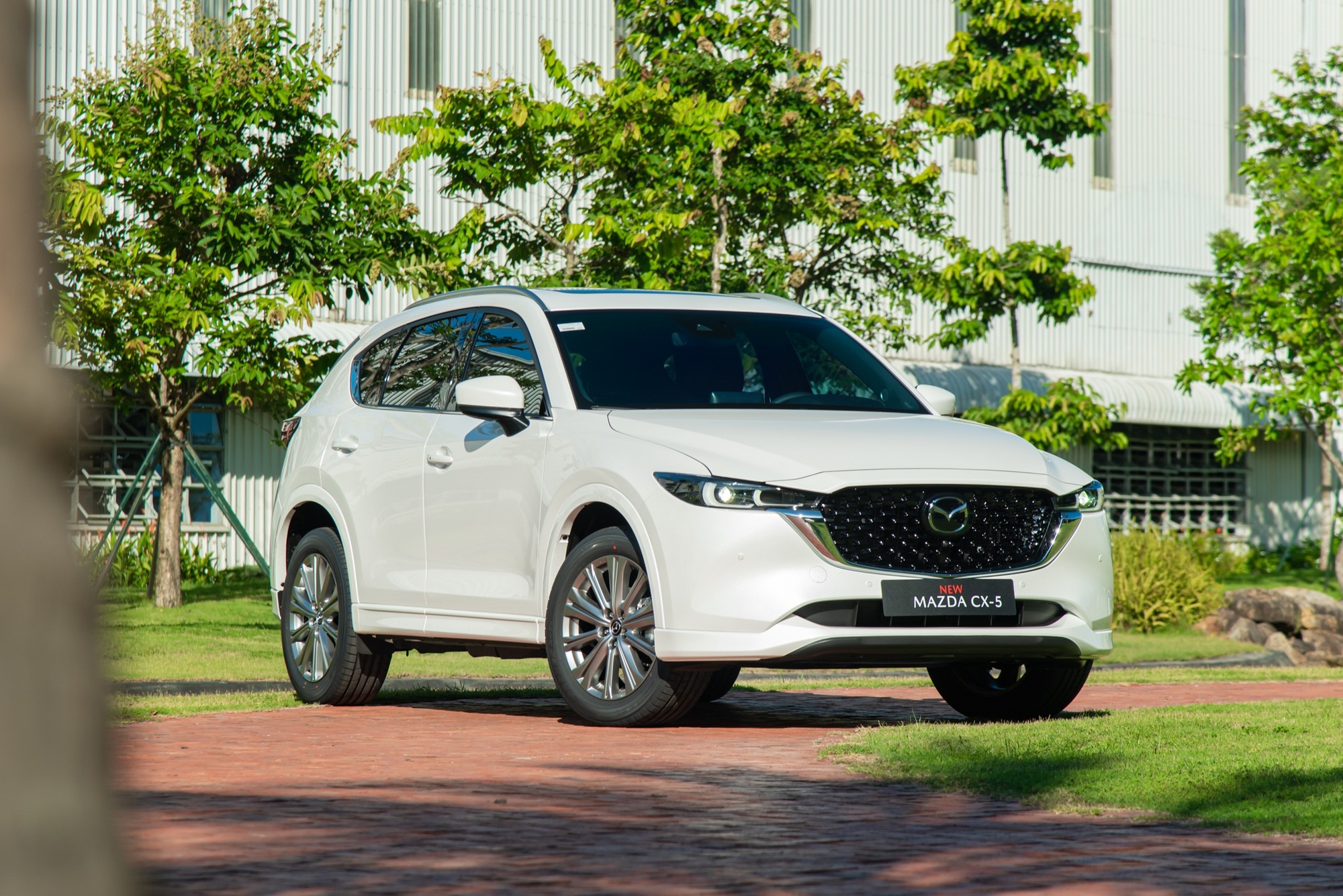 Mazda CX-5 bổ sung bản 2.5L: Giá từ 979 triệu, dẫn động bốn bánh, thêm nỗi lo cho CR-V và Tucson - Ảnh 1. Mazda CX-5 bổ sung bản 2.5L: Giá từ 979 triệu, dẫn động bốn bánh, thêm nỗi lo cho CR-V và Tucson - Ảnh 1.