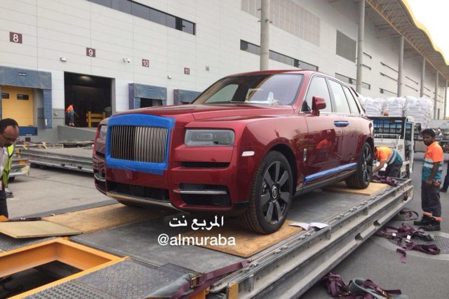 Siêu xe Rolls-Royce Cullinan đầu tiên đã thuộc về đại gia Ả Rập trước khi chính thức ra mắt toàn thế giới - Ảnh 1. Siêu xe Rolls-Royce Cullinan đầu tiên đã thuộc về đại gia Ả Rập trước khi chính thức ra mắt toàn thế giới - Ảnh 1.