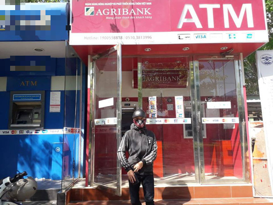 Nhiều chủ thẻ ATM của Agribank bức xúc vì không rút được tiền - Ảnh 1. Nhiều chủ thẻ ATM của Agribank bức xúc vì không rút được tiền - Ảnh 1.