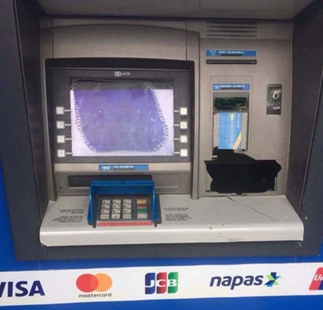 Đập máy ATM vì bị nuốt thẻ ngân hàng: Đối diện mức xử phạt nào? - Ảnh 1. Đập máy ATM vì bị nuốt thẻ ngân hàng: Đối diện mức xử phạt nào? - Ảnh 1.