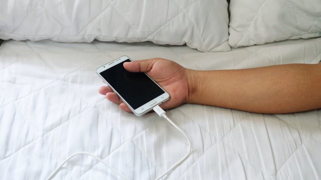 Sạc pin điện thoại qua đêm: Thói quen tưởng vô hại nhưng lại khiến bạn hao tài tốn của - Ảnh 1. Sạc pin điện thoại qua đêm: Thói quen tưởng vô hại nhưng lại khiến bạn hao tài tốn của - Ảnh 1.