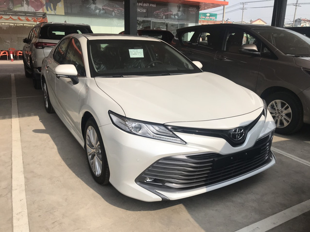 Toyota Camry ‘full option’ dọn kho giá hơn 1,1 tỷ đồng tại đại lý - Ảnh 1. Toyota Camry ‘full option’ dọn kho giá hơn 1,1 tỷ đồng tại đại lý - Ảnh 1.