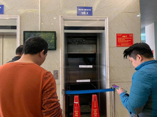 Thông tin bất ngờ vụ thang máy rơi tự do khiến nhiều người bị thương - Ảnh 2. Thông tin bất ngờ vụ thang máy rơi tự do khiến nhiều người bị thương - Ảnh 2.
