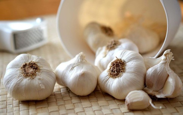 Tỏi có công dụng chống vi khuẩn, ngừa ung thư, nhưng 3 người này nhất định không nên ăn tỏi - Ảnh 1. Tỏi có công dụng chống vi khuẩn, ngừa ung thư, nhưng 3 người này nhất định không nên ăn tỏi - Ảnh 1.