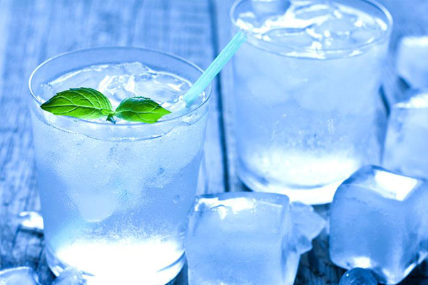 Uống nước thật lạnh khi bị đau họng: Lời khuyên tưởng ngược đời nhưng có 2 tác dụng thần thánh - Ảnh 1. Uống nước thật lạnh khi bị đau họng: Lời khuyên tưởng ngược đời nhưng có 2 tác dụng thần thánh - Ảnh 1.