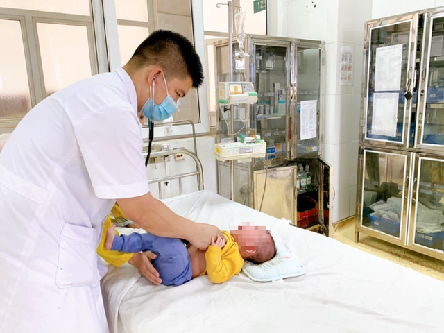 Rửa mũi nhầm bằng cồn 90 độ, bé 5 tháng tuổi bị bỏng niêm mạc: BS gửi lời cảnh báo cho tất cả các bố mẹ - Ảnh 1. Rửa mũi nhầm bằng cồn 90 độ, bé 5 tháng tuổi bị bỏng niêm mạc: BS gửi lời cảnh báo cho tất cả các bố mẹ - Ảnh 1.