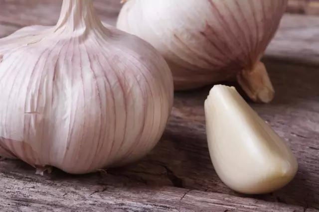 Đừng bao giờ ăn tỏi chung với những thứ cấm kỵ này kẻo sinh độc và khiến cơ thể ôm họa - Ảnh 1. Đừng bao giờ ăn tỏi chung với những thứ cấm kỵ này kẻo sinh độc và khiến cơ thể ôm họa - Ảnh 1.
