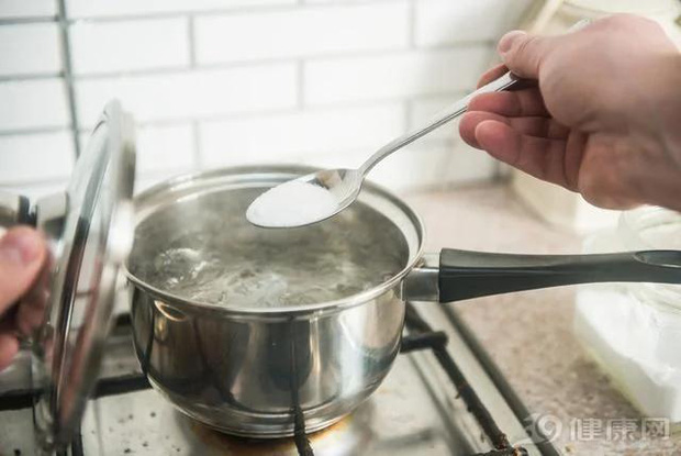 Muối iốt, không iốt hay ít natri, bạn dùng loại nào? Bác sĩ chỉ ra loại muối mà bạn nên sử dụng hàng ngày - Ảnh 1. Muối iốt, không iốt hay ít natri, bạn dùng loại nào? Bác sĩ chỉ ra loại muối mà bạn nên sử dụng hàng ngày - Ảnh 1.