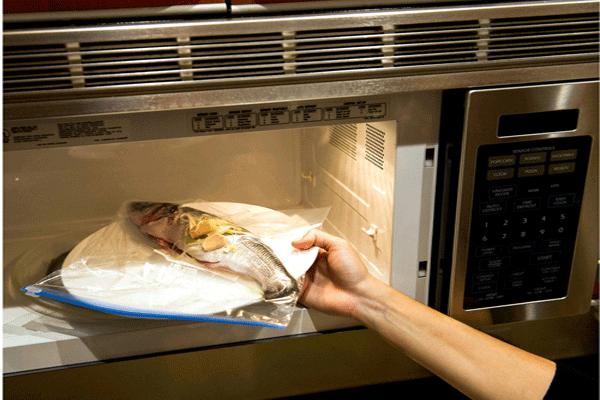 Những sai lầm nguy hiểm khi sử dụng màng bọc thực phẩm sẽ biến đồ ăn trở nên độc hại, làm cả nhà rước bệnh - Ảnh 1. Những sai lầm nguy hiểm khi sử dụng màng bọc thực phẩm sẽ biến đồ ăn trở nên độc hại, làm cả nhà rước bệnh - Ảnh 1.