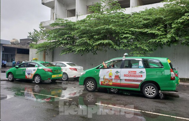 Taxi Đà Nẵng xếp dài ở bãi đỗ, các hãng dè dặt hoạt động trở lại - Ảnh 1. Taxi Đà Nẵng xếp dài ở bãi đỗ, các hãng dè dặt hoạt động trở lại - Ảnh 1.