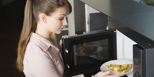 8 sai lầm tai hại khi sử dụng lò vi sóng không những làm giảm tuổi thọ thiết bị mà còn ảnh hưởng sức khỏe nặng nề: Bỏ ngay nếu không muốn rước họa vào thân - Ảnh 1. 8 sai lầm tai hại khi sử dụng lò vi sóng không những làm giảm tuổi thọ thiết bị mà còn ảnh hưởng sức khỏe nặng nề: Bỏ ngay nếu không muốn rước họa vào thân - Ảnh 1.