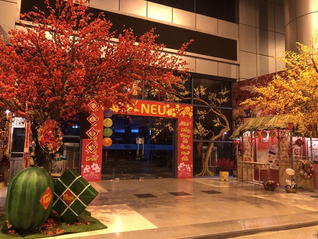 Trường học trang trí Tết đỉnh nhất: Rực sáng cả một góc, dựng ngay trong toà nhà thế kỷ 96.000 m2 với 17 thang máy! - Ảnh 1. Trường học trang trí Tết đỉnh nhất: Rực sáng cả một góc, dựng ngay trong toà nhà thế kỷ 96.000 m2 với 17 thang máy! - Ảnh 1.