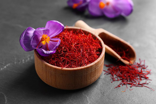 Vì sao nhuỵ hoa nghệ tây được mệnh danh là vàng đỏ của thế giới, giá có khi lên tới cả trăm triệu 1 ký? - Ảnh 1. Vì sao nhuỵ hoa nghệ tây được mệnh danh là vàng đỏ của thế giới, giá có khi lên tới cả trăm triệu 1 ký? - Ảnh 1.