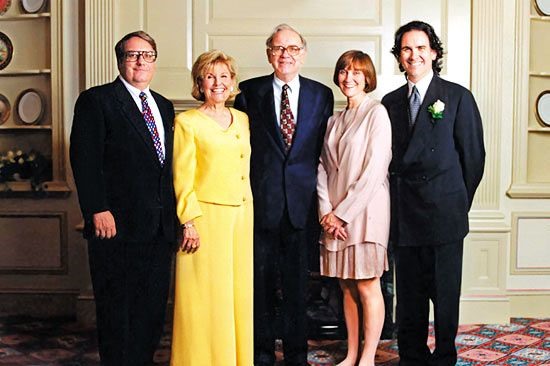 Warren Buffett đã làm gì để con cái ngoài 20 tuổi mới biết nhà mình giàu? Không phô trương tài sản, bảo con đến ngân hàng thay vì vay tiền bố, muốn có tiền tiêu vặt thì phải đi làm thêm - Ảnh 1. Warren Buffett đã làm gì để con cái ngoài 20 tuổi mới biết nhà mình giàu? Không phô trương tài sản, bảo con đến ngân hàng thay vì vay tiền bố, muốn có tiền tiêu vặt thì phải đi làm thêm - Ảnh 1.