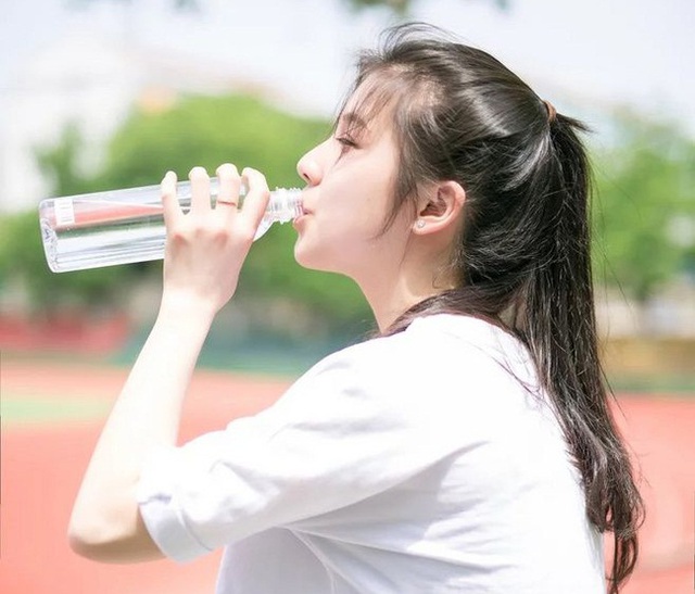 Những sai lầm uống nước làm đẹp da hầu hết chị em đều mắc phải - Ảnh 1. Những sai lầm uống nước làm đẹp da hầu hết chị em đều mắc phải - Ảnh 1.