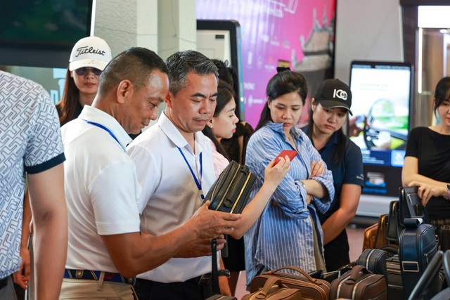 Nhất Leather ghi cú đánh điểm 1 với giải Golf Swing for Education- Ảnh 1. Nhất Leather ghi cú đánh điểm 1 với giải Golf Swing for Education- Ảnh 1.